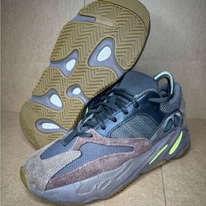 Yeezy 700 Mauve